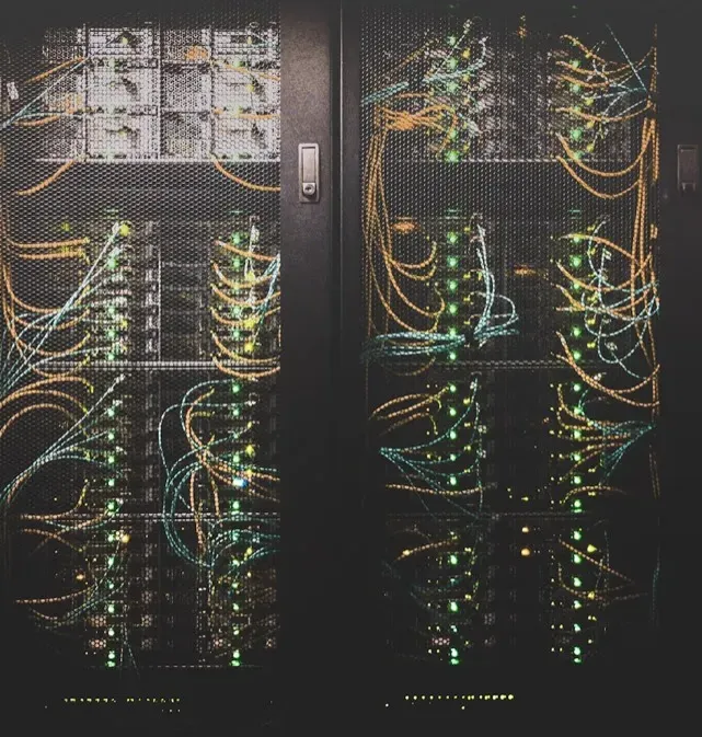 Server-Rack im Rechenzentrum — Schweizer Hosting-Infrastruktur